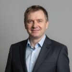 Портрет уверенного российского предпринимателя в студии для сайта магазина беговых кроссовок Shoesempire